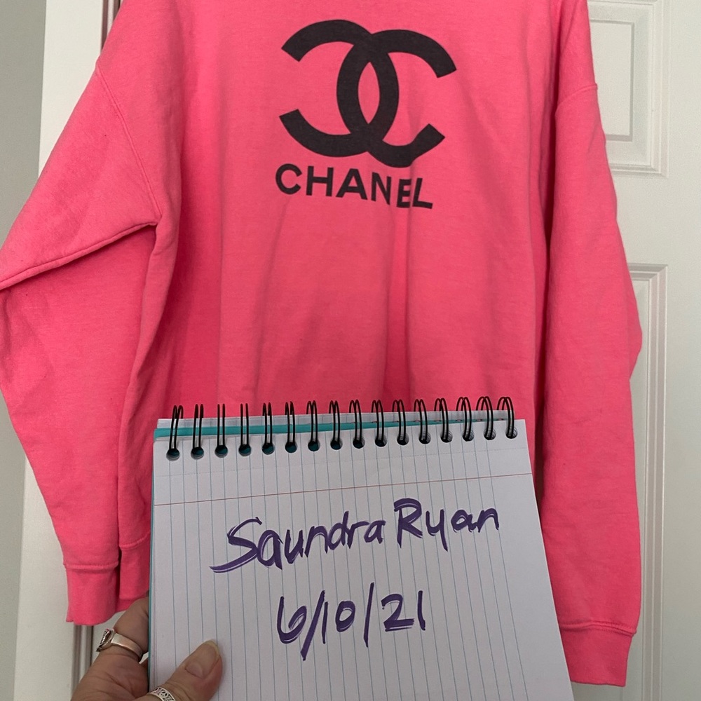 Chanel crewneck in hot pink sweatshirt